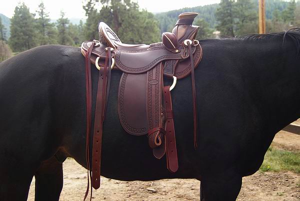 How do you fit a western saddle?